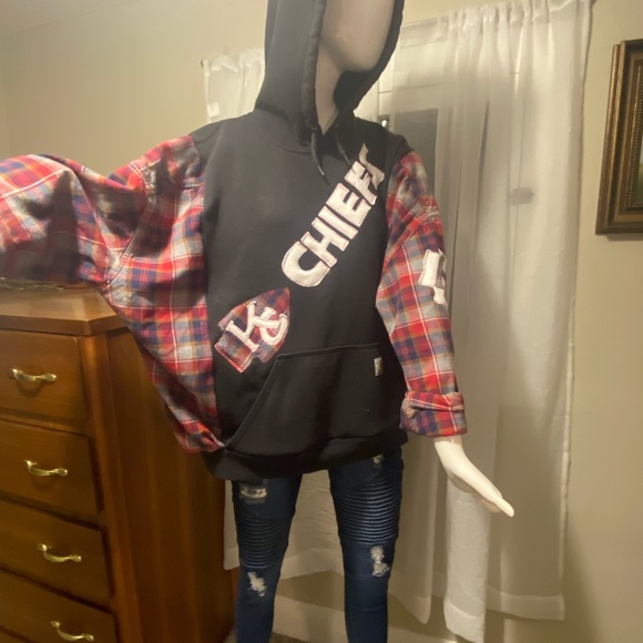Upcycled Carhartt upcycled Kansas City Chiefs Hoodie - Picture 4 of 10